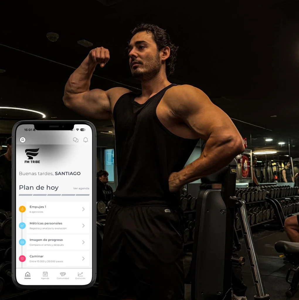 Entrenador en gimnasio con vista de la app